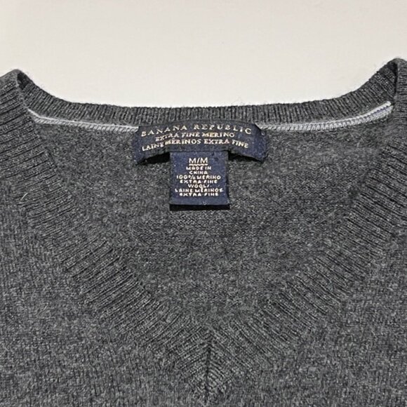 Banana Republic Pure  merino wool V-neck sweater - Picture 6 of 10